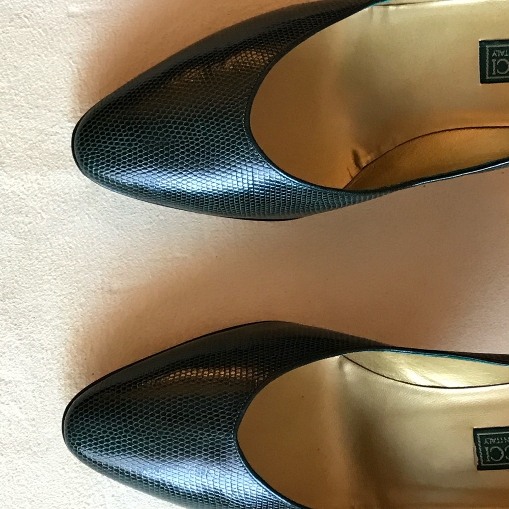 Vintage 1980s Gucci pumps. Size 38B. Dark green embossed leather. - Picture 6 of 13